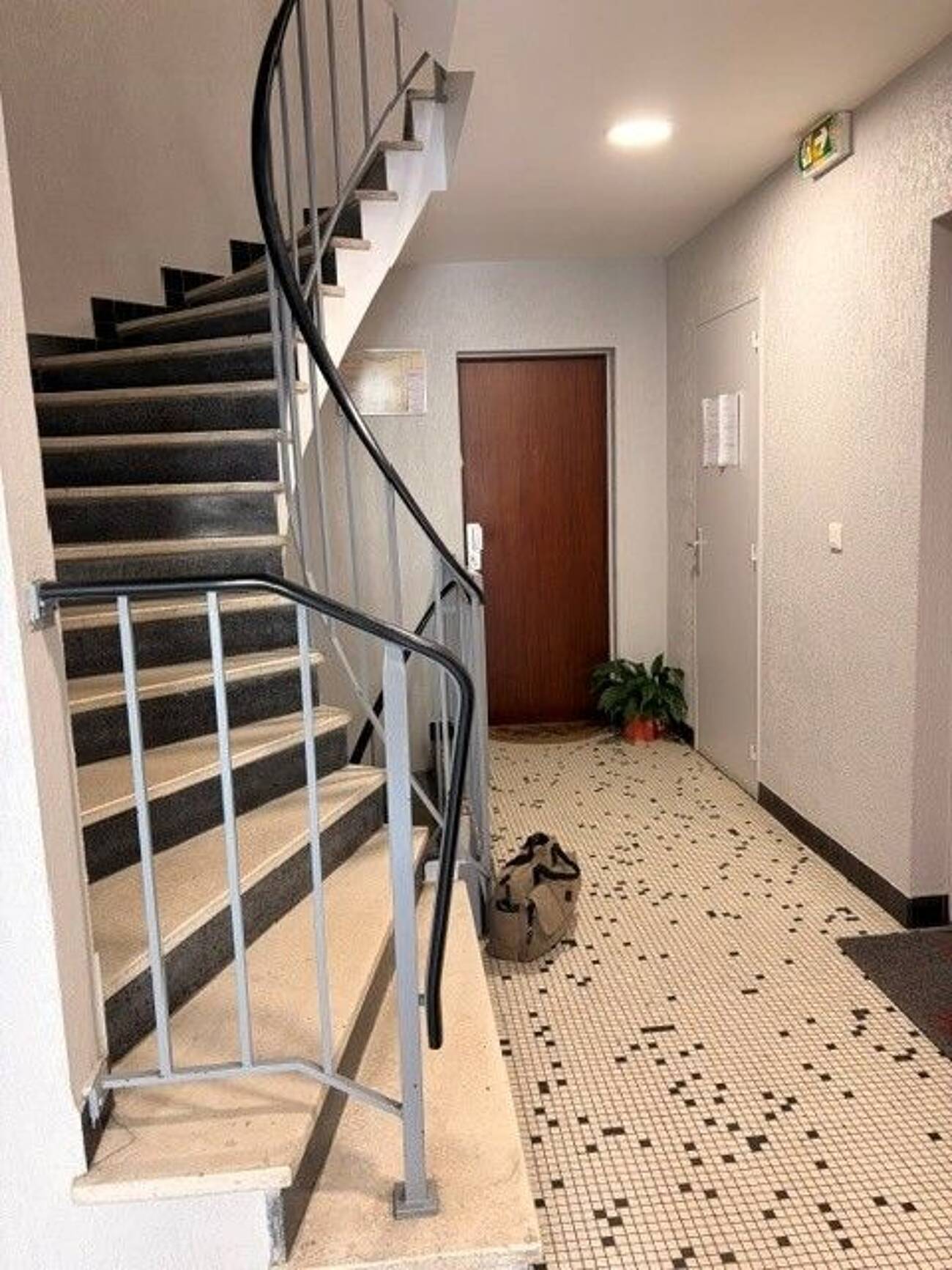 Studio avec ascenseur et cave – 29 m² à Courbevoie (92400) – photo 2