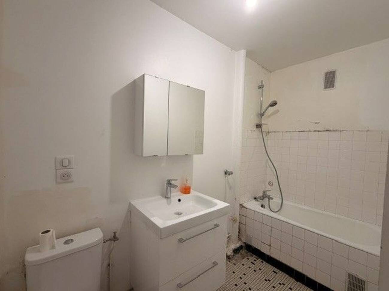 Studio avec ascenseur et cave – 29 m² à Courbevoie (92400) – photo 4